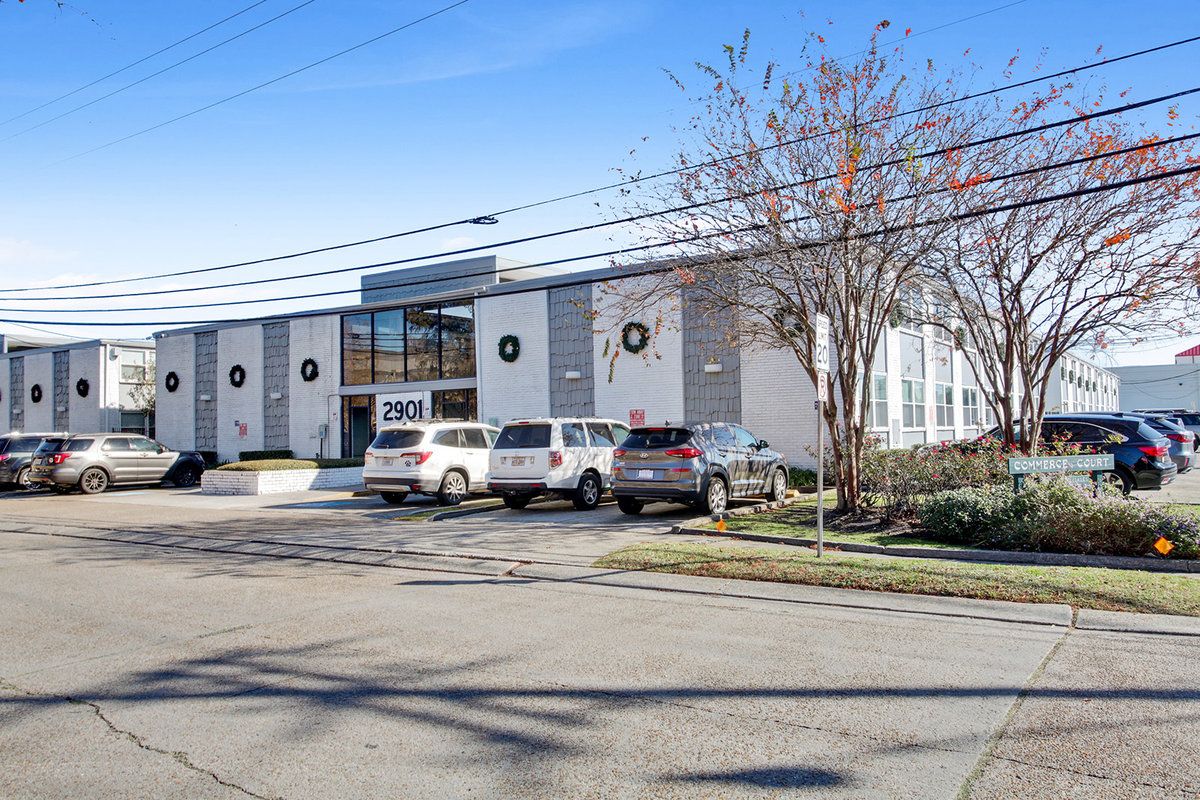 Commerce Court: 2901 Ridgelake Dr, Metairie, LA 70002